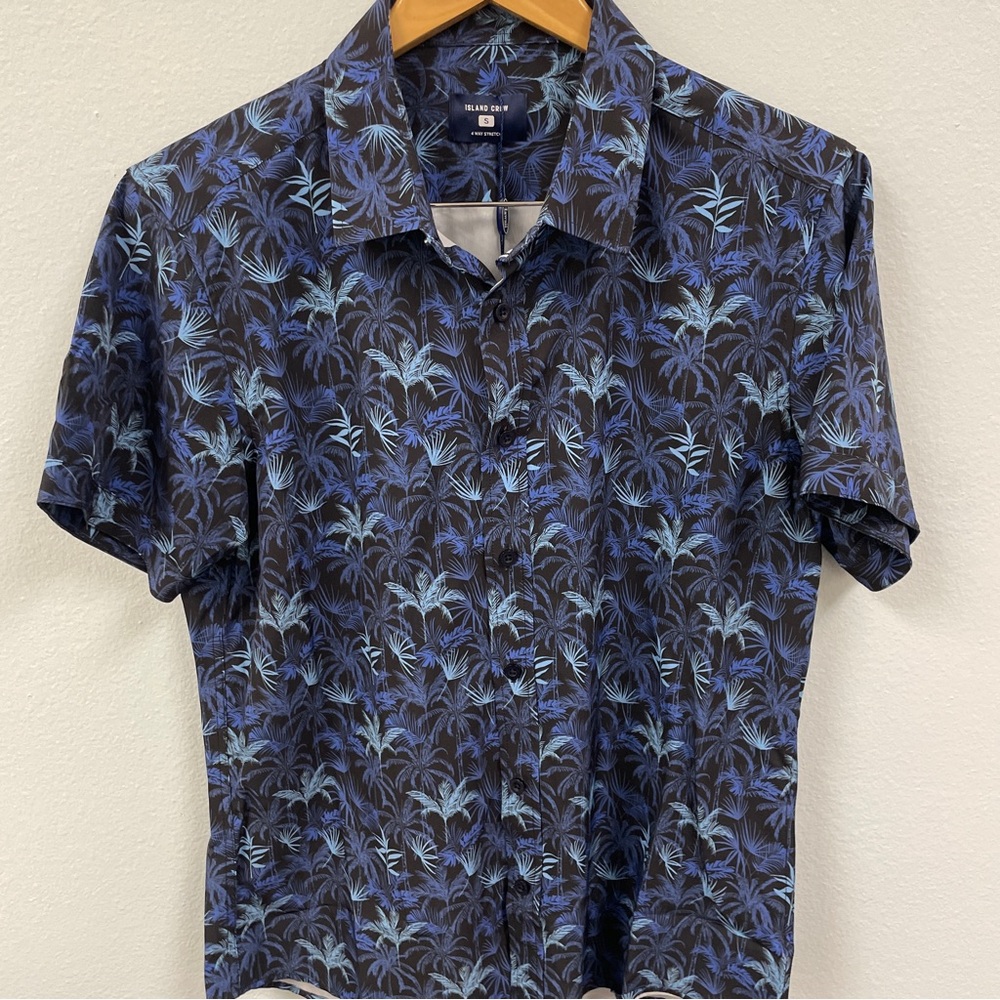 Men's Island Crew Blue Palm Print Shirt.  New with tags.  Size small.